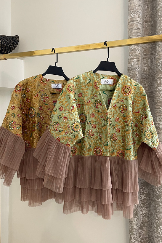 کت مجلسی و عروسکی زنانه از جنس ساتن سوزندوزی و تور پلیسه طبقاتی در رنگبندی متنوع | satin blazer