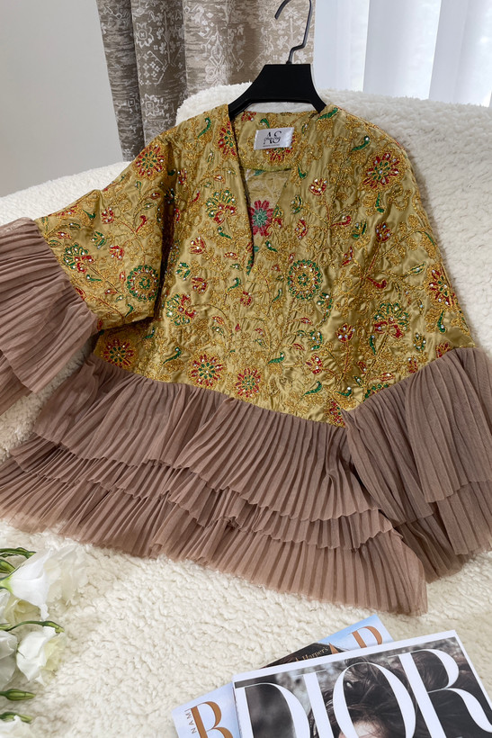 خرید کت مجلسی زنانه طلایی جنس ساتن سوزندوزی و تور پلیسه طبقاتی | golden outfit