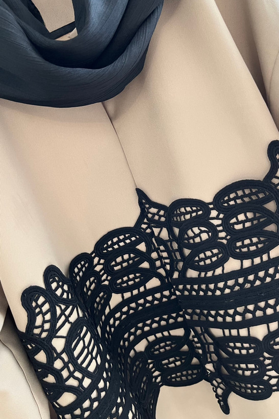 خرید کت زنانه نواردوزی شده کرم نسکافهای مناسب مهمانی و مراسم | classy wear