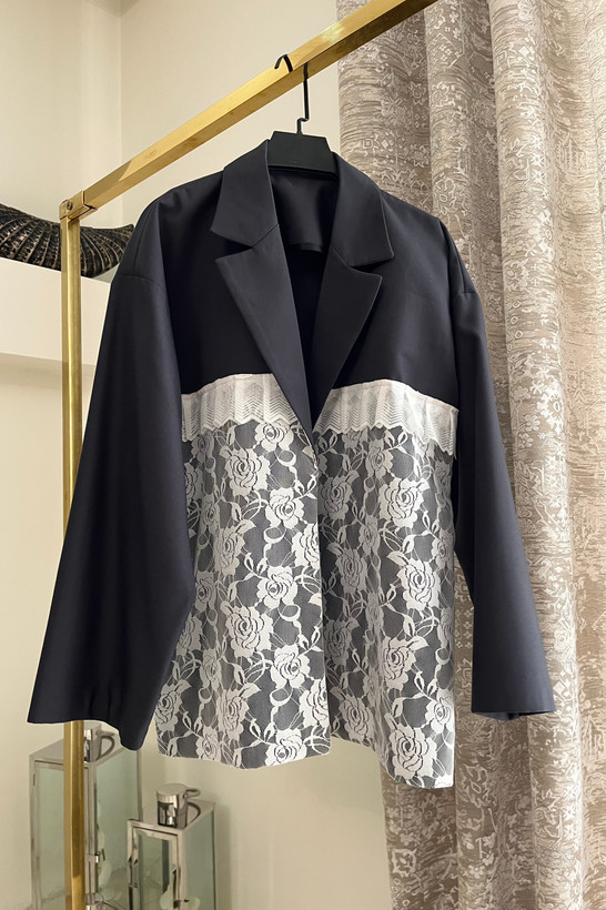 کت زنانه یقه انگلیسی فاستونی و دانتل نواردوزی شده رنگ نوکمدادی | wool blazer